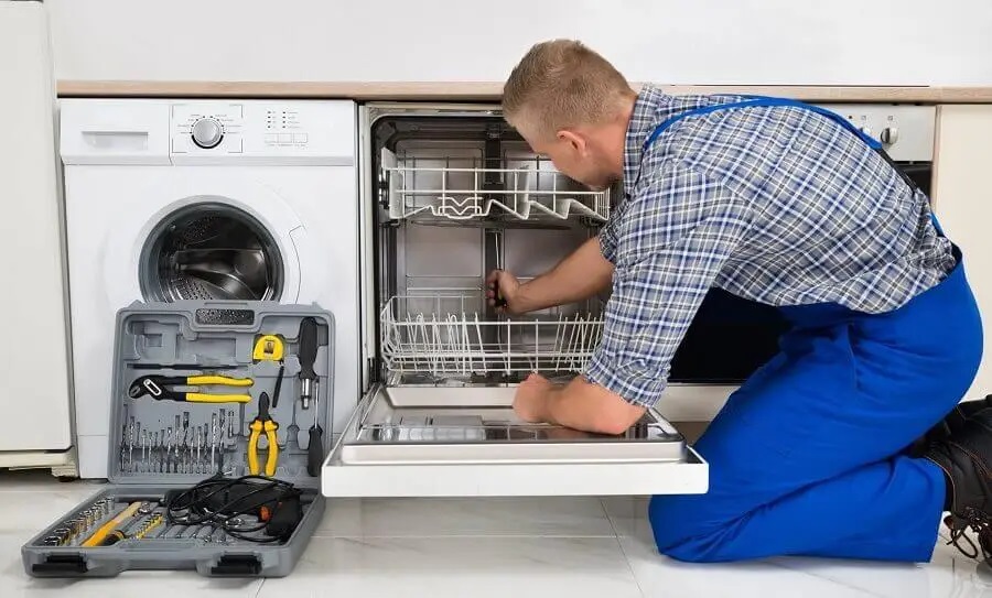 Nallıhan Electrolux servisi teknisyen ekibi beyaz eşya tamiri yaparken
